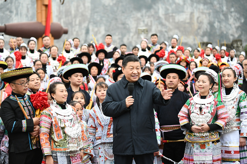 2月3日至5日，中共中央总书记、国家主席、中央军委主席习近平来到贵州考察调研，看望慰问各族干部群众，向全国各族人民致以美好的新春祝福。这是3日下午，习近平在毕节市黔西县新仁苗族乡化屋村文化广场上，向全国各族人民、港澳台同胞和海外侨胞拜年。新华社记者 谢环驰 摄