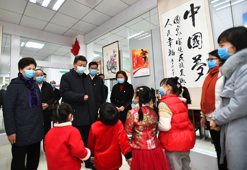 2月3日至5日，中共中央总书记、国家主席、中央军委主席习近平来到贵州考察调研，看望慰问各族干部群众，向全国各族人民致以美好的新春祝福。这是4日下午，习近平在贵阳市观山湖区金阳街道金元社区，看望慰问社区居民。新华社记者 谢环驰 摄